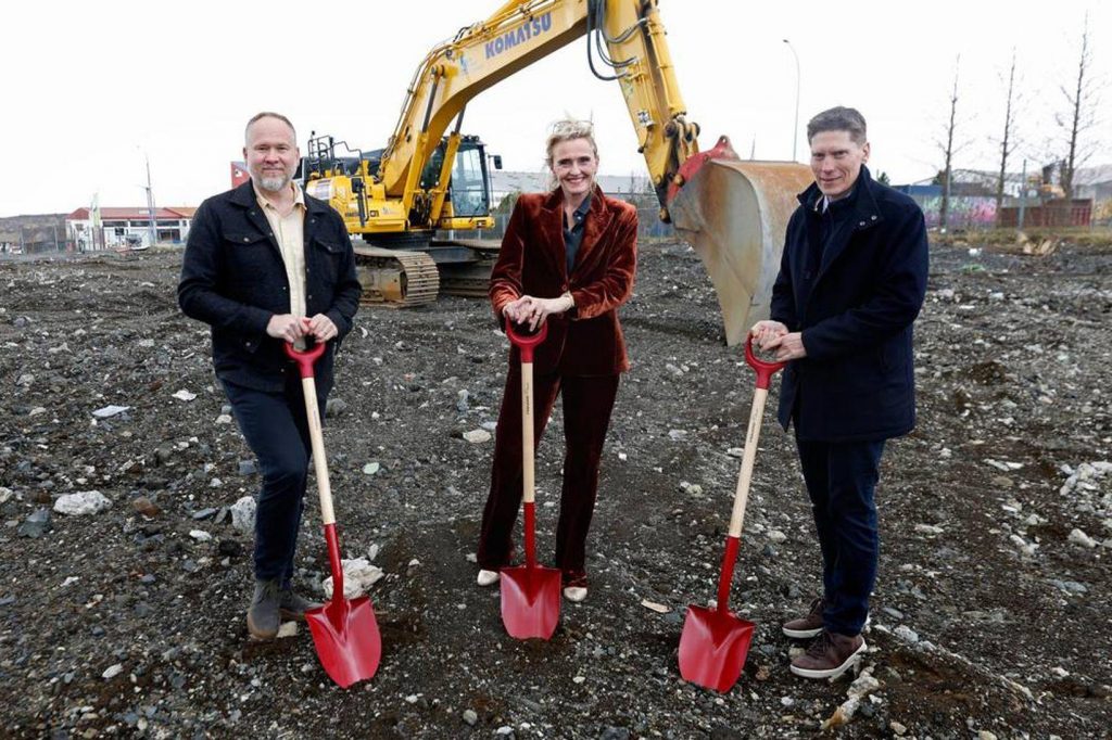 Frá vinstri: Jóhann Sigurðsson, arkitekt hjá Tendra arkitektum, Heiða Björg Hilmisdóttir, borgarstjóri og Ingvi Jónasson hjá Klasa.